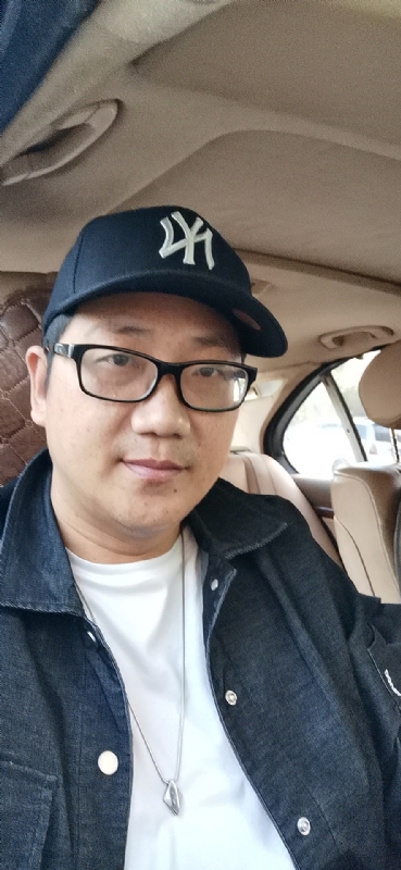 拥抱幸福的第一张照片--莆田相亲服务中心