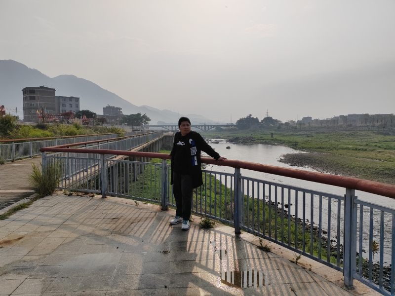 笑看蓝天的第一张照片--莆田相亲服务中心